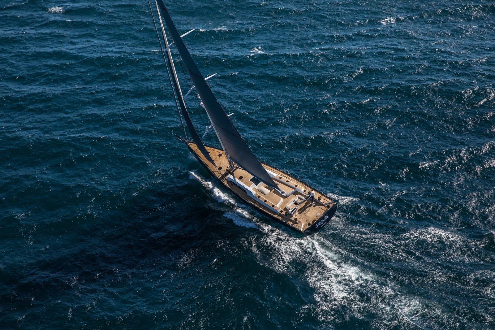 SW105 S&oslash;rvind under sail